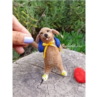 Perrito va al trabajo, figura de vellón agujado, 2024