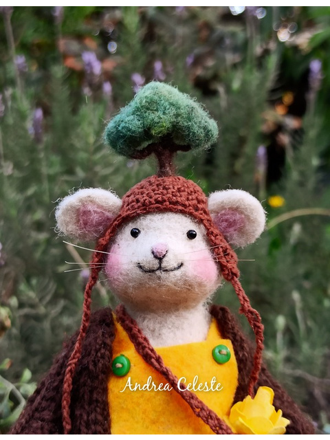 Ratoncito en el árbol, figura de vellón agujado, 2023